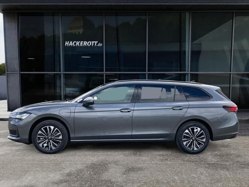 Neu Skoda Superb Selection 204 PS (150 kW) 2025 Grau Kombi