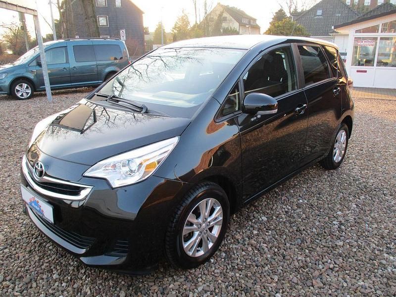 Schwarz Gebraucht 2015 Toyota Verso-S Van / Kleinbus | 10.750 € (Teuer) - Bild 1/4