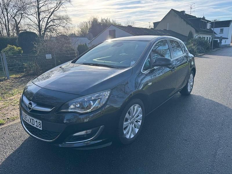 Gebraucht Opel Astra Edition 140 PS (102 kW) 2013 Schwarz Limousine