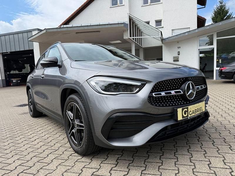 Grau Gebraucht 2021 Mercedes GLA200 AMG SUV | 34.590 € (Teuer) - Bild 1/4