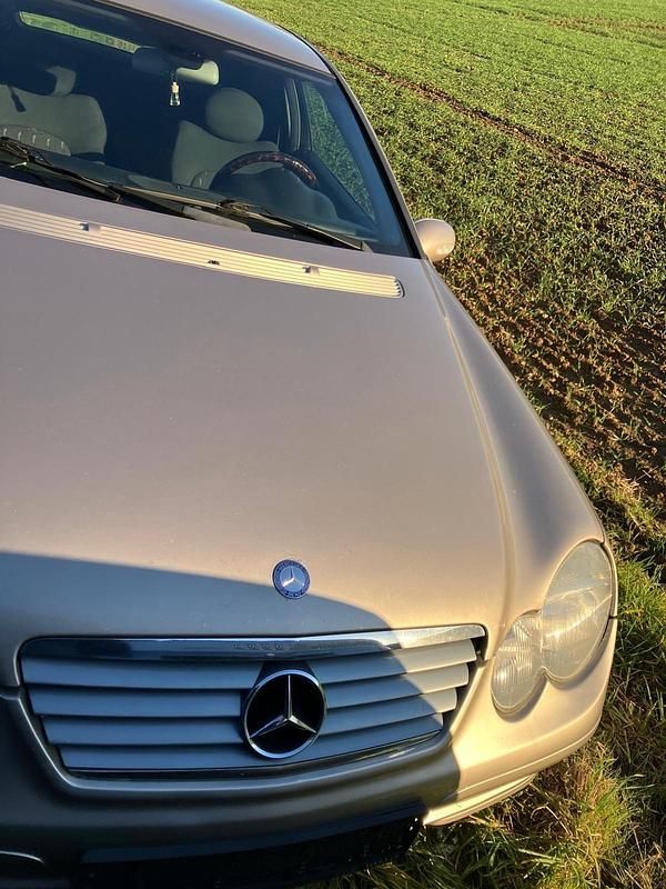 Beige Gebraucht 2003 Mercedes C220 Coupé | 1.800 € (Superpreis) - Bild 1/4
