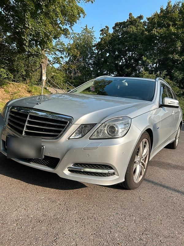 Silber Gebraucht 2011 Mercedes E250 Avantgarde Kombi | 12.200 € (Fairer Preis) - Bild 1/4