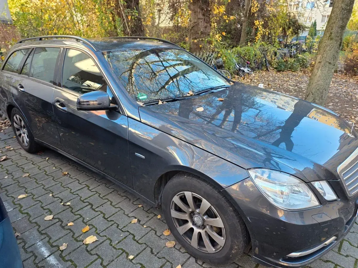 Gebraucht Mercedes E220 170 PS (125 kW) 2011 Grau Kombi