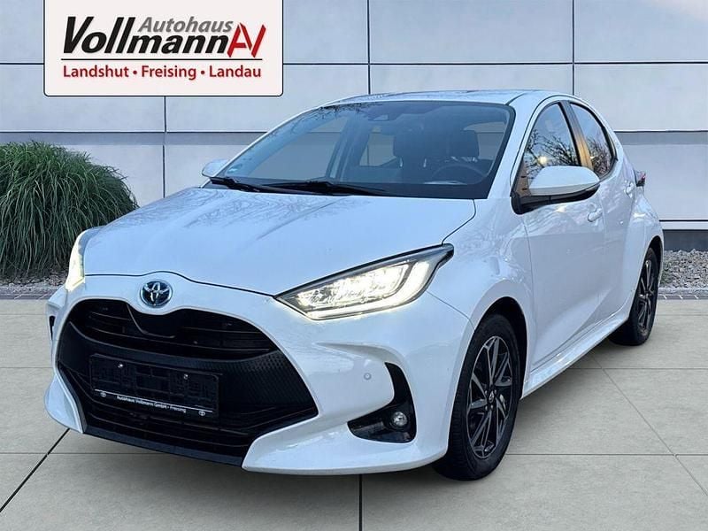 Weiß Gebraucht 2022 Toyota Yaris Hybrid Team Limousine | 17.690 € (Guter Preis) - Bild 1/4