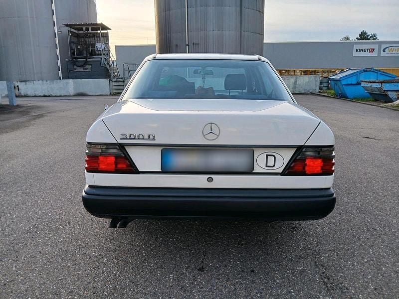 Gebraucht Mercedes 300 109 PS (80 kW) 1985 Weiß Limousine