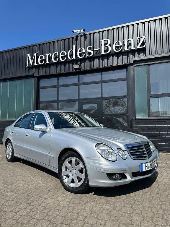 Silber Gebraucht 2007 Mercedes E200 Classic Limousine | 6.800 € (Fairer Preis) - Bild 1/4
