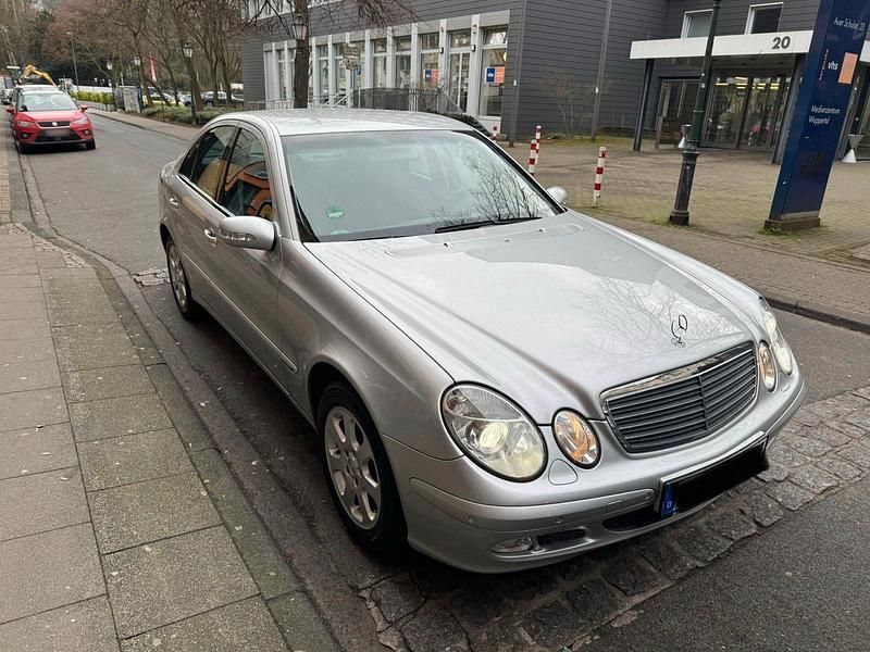 Gebraucht Mercedes E220 150 PS (110 kW) 2002 Silber Limousine