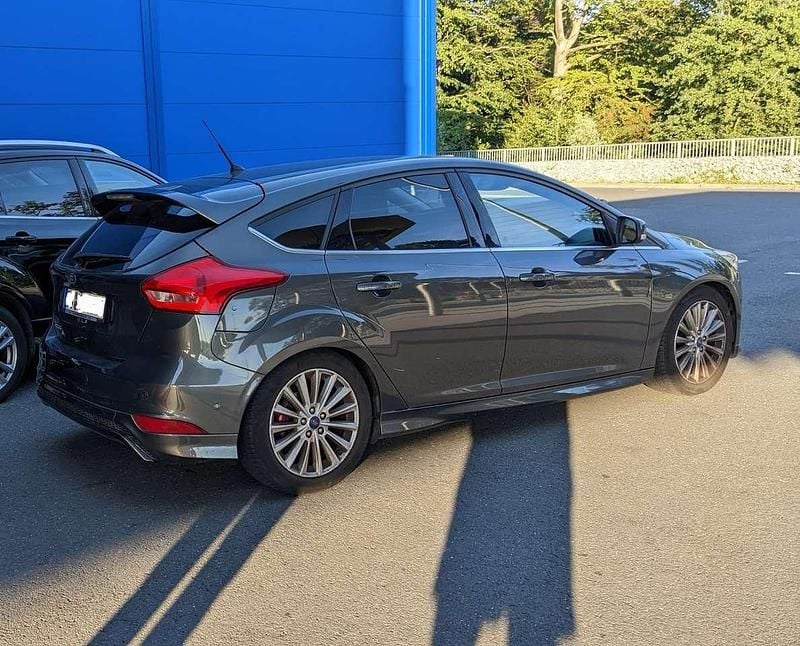 Gebraucht Ford Focus Titanium 120 PS (88 kW) 2016 Grau Limousine