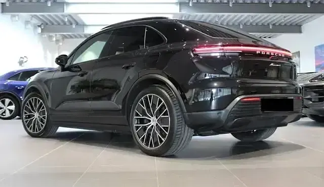 Second-hand Porsche Macan 4 Electric 300 kW (408 CP) 2024 Negru SUV