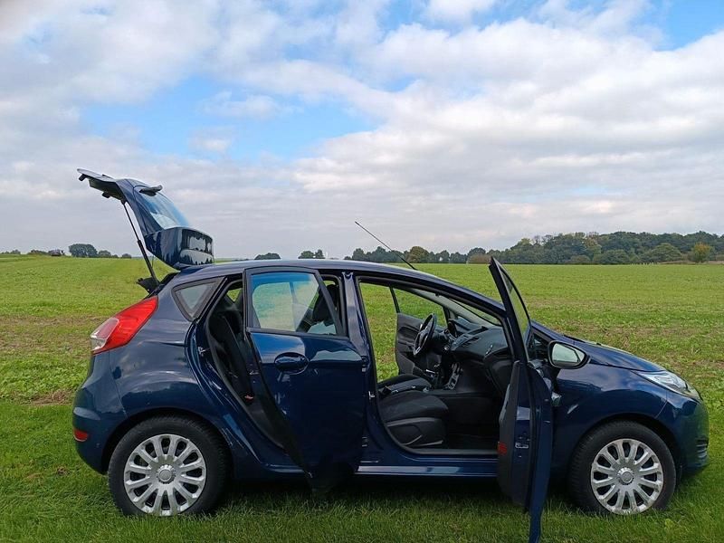 Blau Gebraucht 2017 Ford Fiesta Trend Kleinwagen | 5.900 € (Superpreis) - Bild 1/4