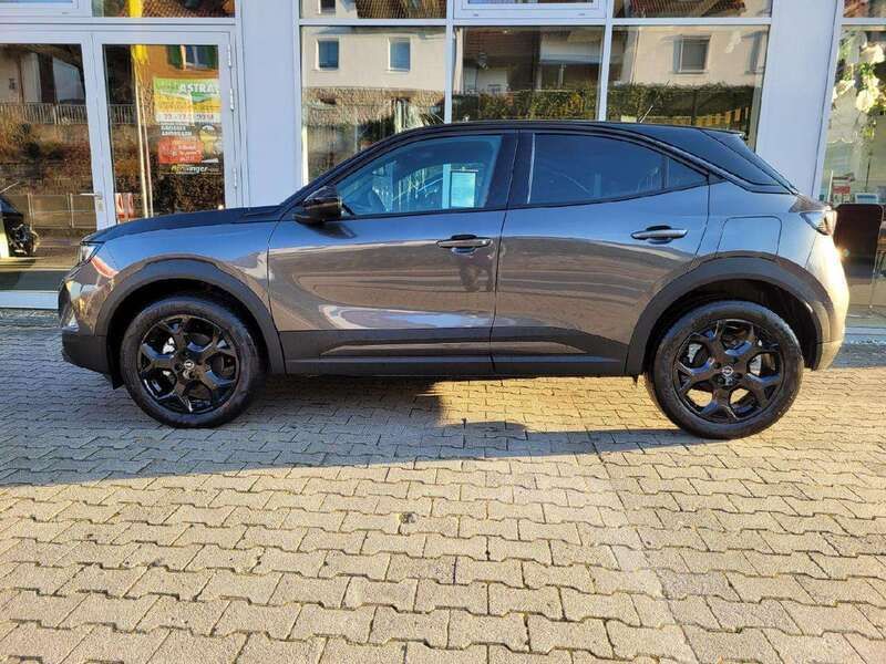 Vulkan grau Gebraucht 2023 Opel Mokka SUV | 31.995 € - Bild 1/4