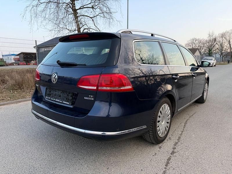 Gebraucht VW Passat Comfortline 122 PS (89 kW) 2012 Blau Limousine