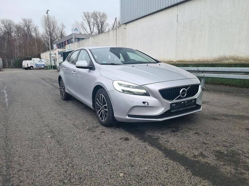 Gebraucht Volvo V40 Momentum 152 PS (111 kW) 2017 Silber Limousine