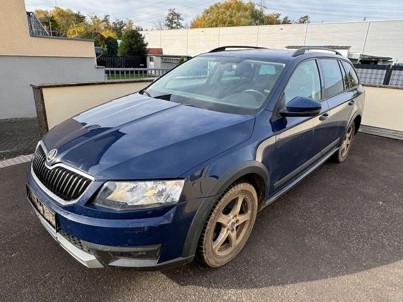 Blau Gebraucht 2015 Skoda Octavia Scout 4x4 Kombi | 6.490 € - Bild 1/4