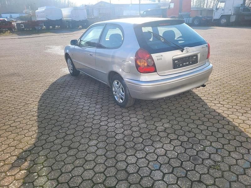 Gebraucht Toyota Corolla 100 PS (73 kW) 2001 Silber Limousine