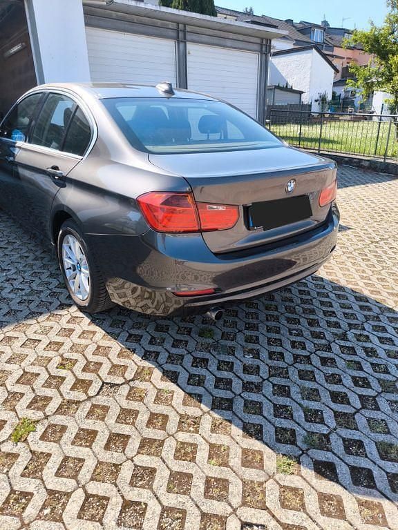 Gebraucht BMW 318 143 PS (105 kW) 2012 Braun Limousine