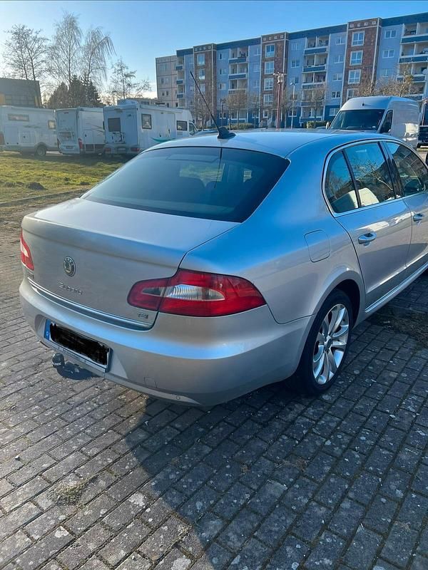Gebraucht Skoda Superb 160 PS (117 kW) 2010 Grau Limousine
