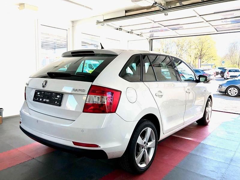 Gebraucht Skoda Rapid 105 PS (77 kW) 2013 Candyweiß Kleinwagen