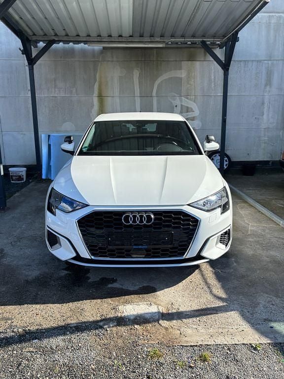 Weiß Gebraucht 2023 Audi A3 Limousine | 19.900 € (Guter Preis) - Bild 1/4