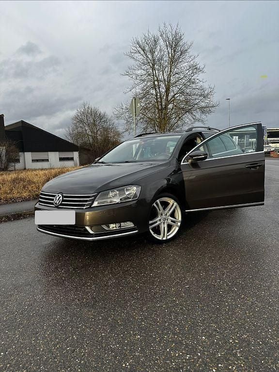 Braun Gebraucht 2014 VW Passat Trendline Kombi | 6.950 € (Guter Preis) - Bild 1/4