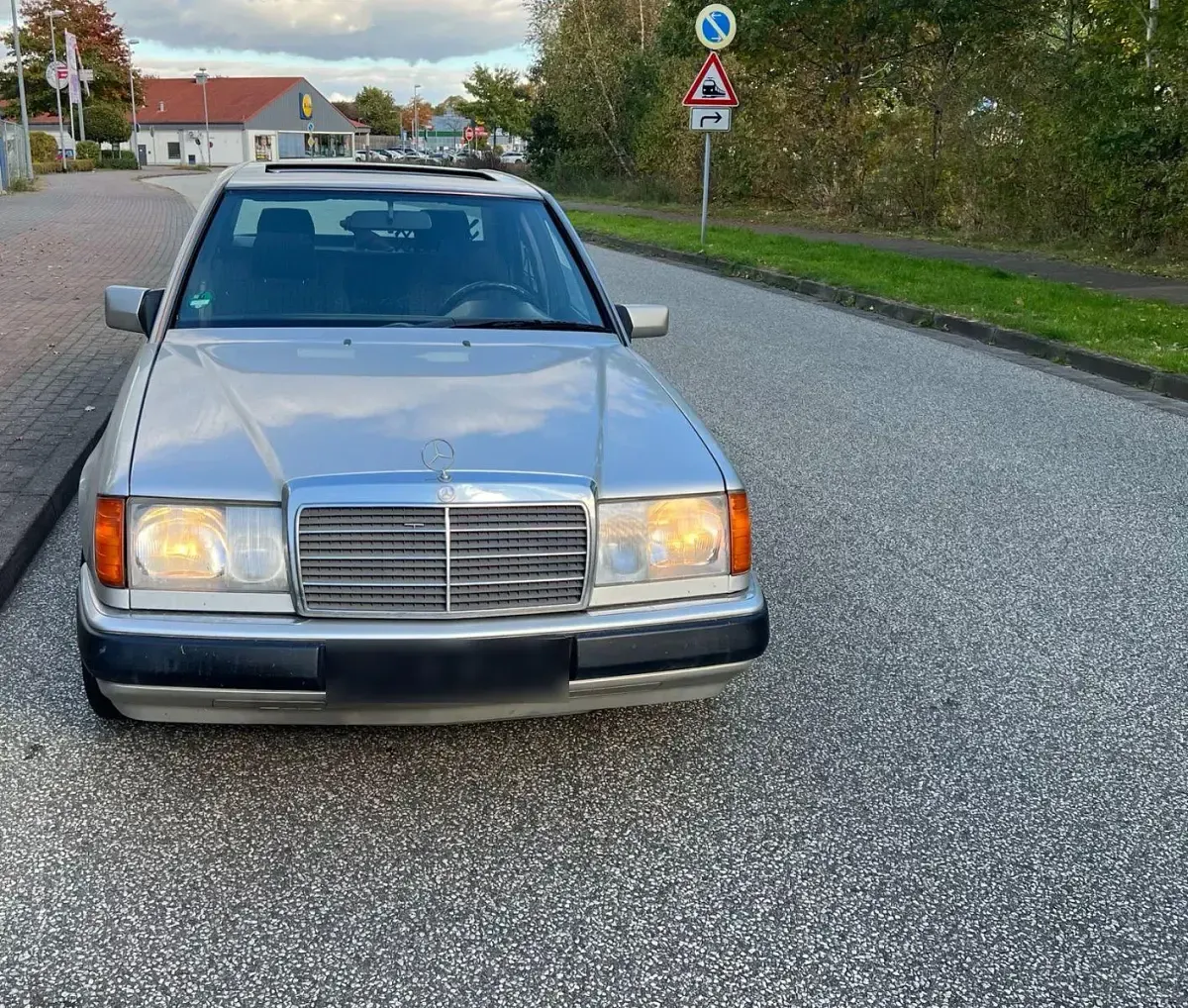 Gebraucht Mercedes E200 136 PS (100 kW) 1993 Silber Limousine