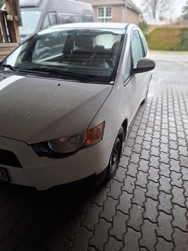 Gebraucht Mitsubishi Colt 75 PS (55 kW) 2012 Weiß Kleinwagen