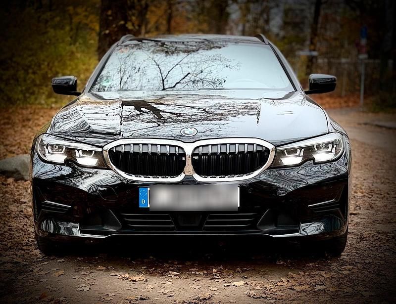 Schwarz Gebraucht 2022 BMW 320e Kombi | 18.900 € (Superpreis) - Bild 1/4