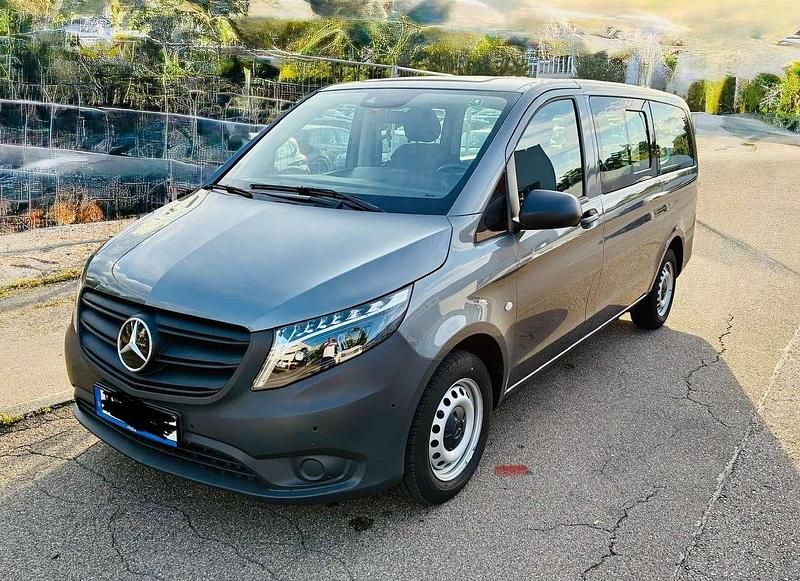 Grau Gebraucht 2023 Mercedes Vito Van | 39.500 € (Teuer) - Bild 1/4