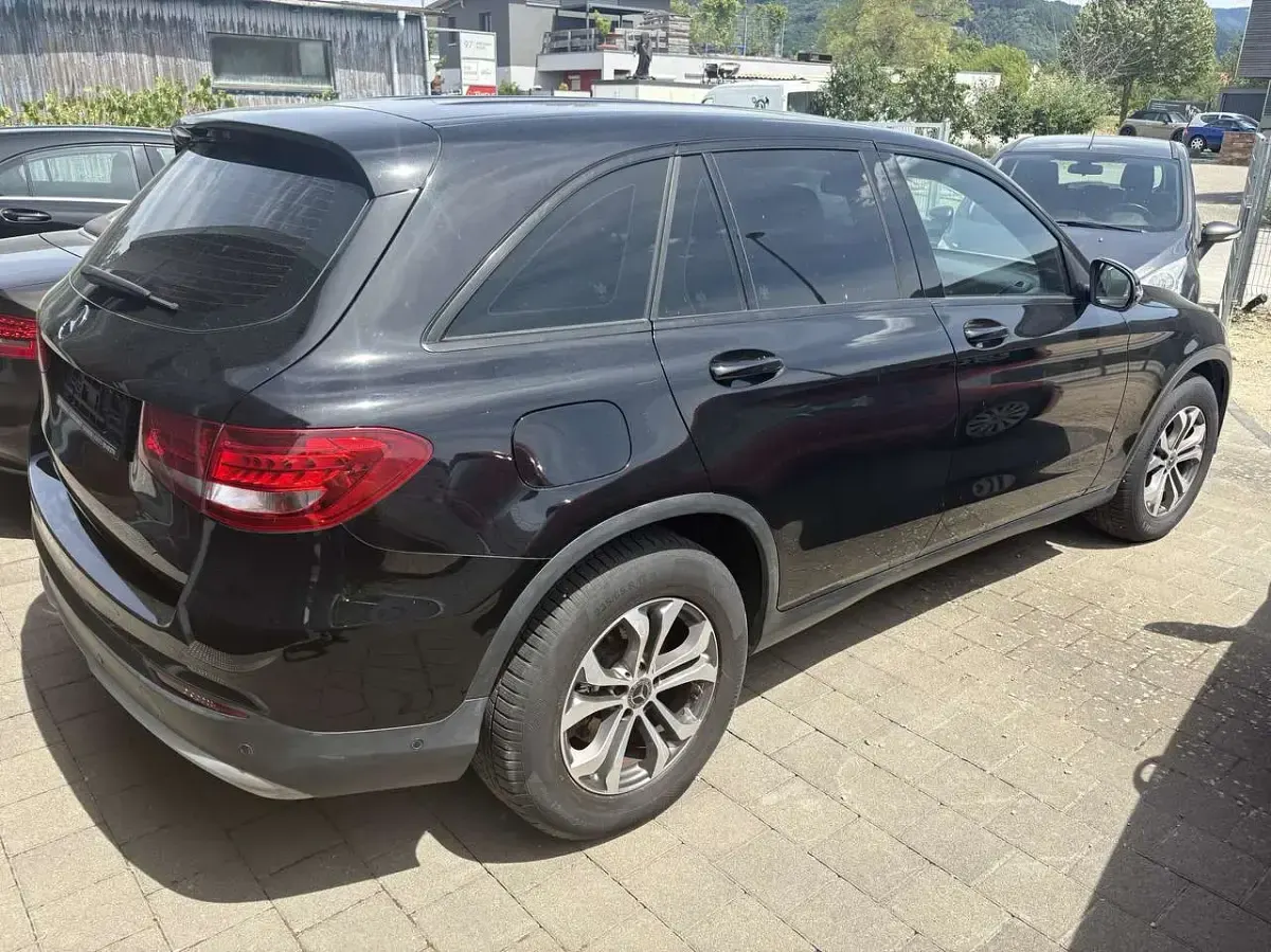 Gebraucht Mercedes GLC250 211 PS (155 kW) 2018 Ung. schwarz  unilack SUV