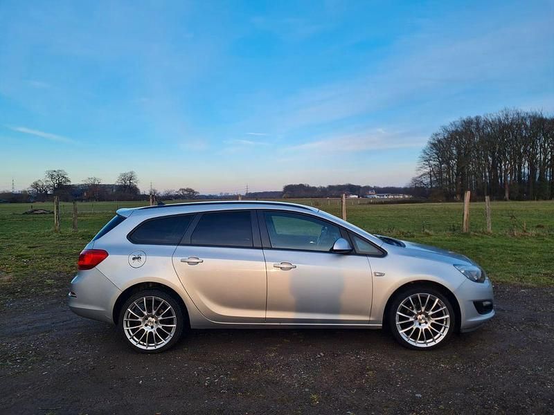 Gebraucht Opel Astra 140 PS (102 kW) 2014 Silber Kombi