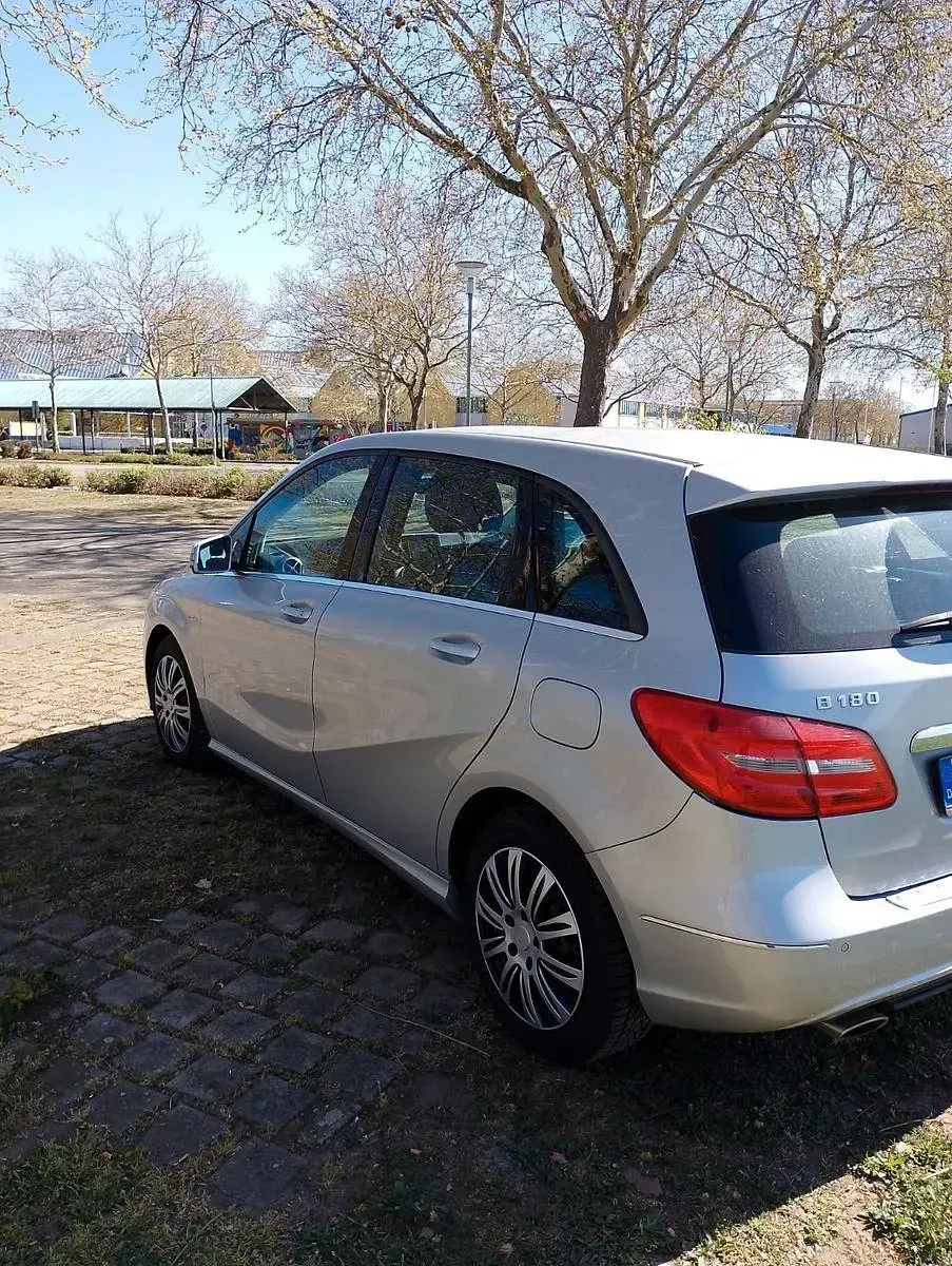 Gebraucht Mercedes B180 122 PS (89 kW) 2012 Silber Kleinwagen