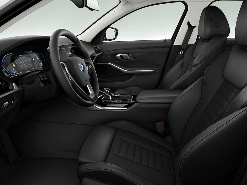 Gebraucht BMW 330e Shadowline 292 PS (214 kW) 2022 Alpinweiss iii (weiß) Kombi