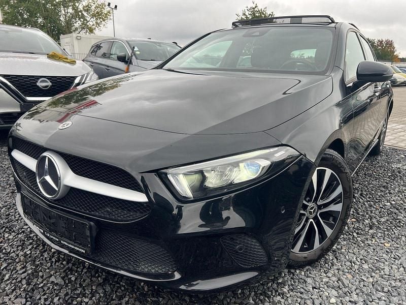 Schwarz Gebraucht 2020 Mercedes A200 Kleinwagen | 16.800 € (Guter Preis) - Bild 1/4