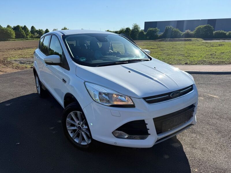 Gebraucht Ford Kuga Titanium 150 PS (110 kW) 2016 Weiß SUV
