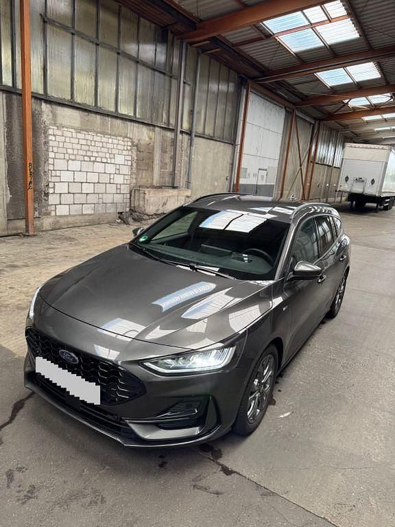 Grau Gebraucht 2024 Ford Focus ST-Line X Limousine | 23.490 € (Guter Preis) - Bild 1/4