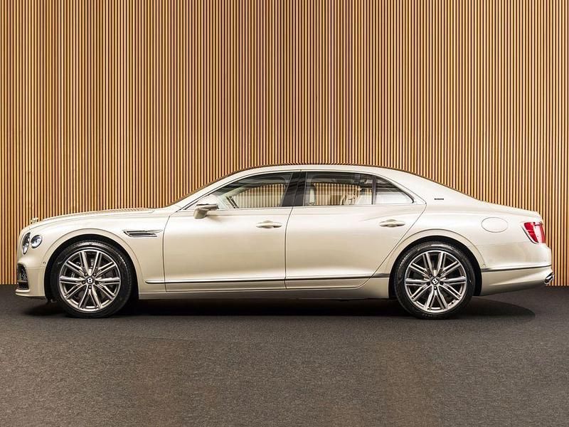 Gebraucht Bentley Flying Spur 544 PS (400 kW) 2024 Weiß Limousine