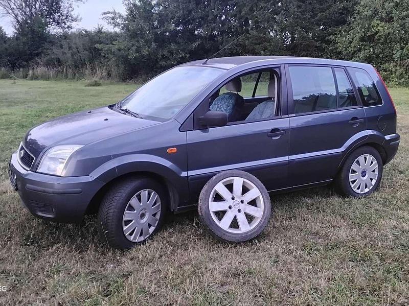 Grau Gebraucht 2003 Ford Fusion Trend Limousine | 795 € (Guter Preis) - Bild 1/4