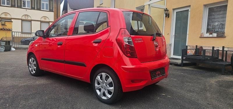 Gebraucht Hyundai i10 Edition 69 PS (50 kW) 2012 Rot Kleinwagen