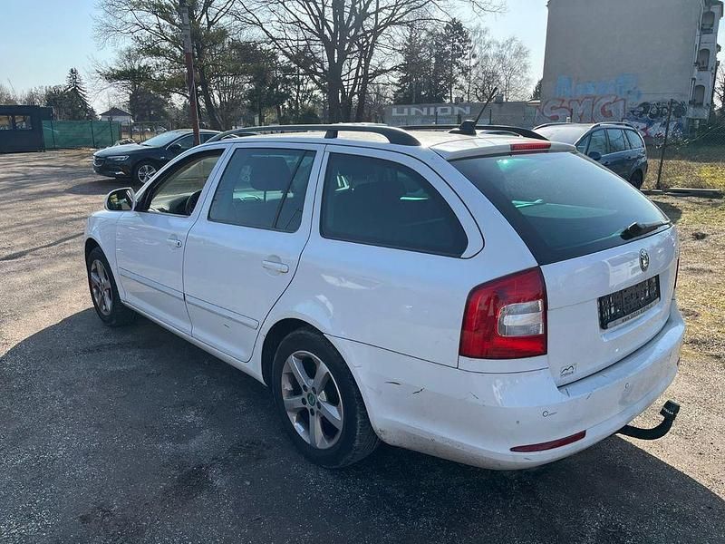 Gebraucht Skoda Octavia Family 122 PS (89 kW) 2011 Candyweiss Kombi