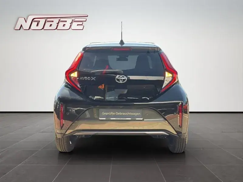 Gebraucht Toyota Aygo X X-plore 72 PS (52 kW) 2023 Cardamom green metallic/dach m SUV