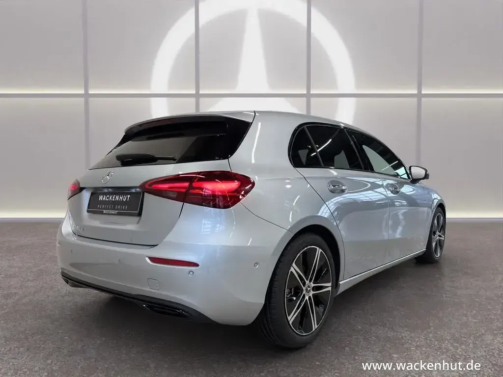 Gebraucht Mercedes A180 Advanced Plus 116 PS (85 kW) 2026 Silber Limousine