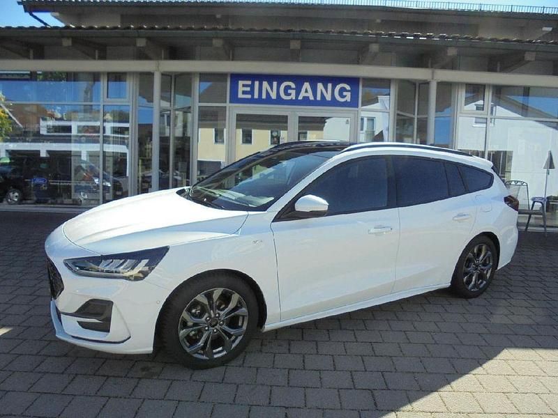 Weiß Gebraucht 2024 Ford Focus ST-Line X Limousine | 26.590 € (Fairer Preis) - Bild 1/4