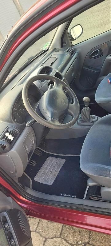 Second-hand Renault Clio II 75 CP (55 kW) 2000 Roșu Hatchback