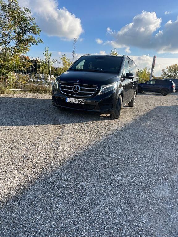 Schwarz Gebraucht 2014 Mercedes V250 Avantgarde Edition Van / Kleinbus | 27.500 € (Superpreis) - Bild 1/4