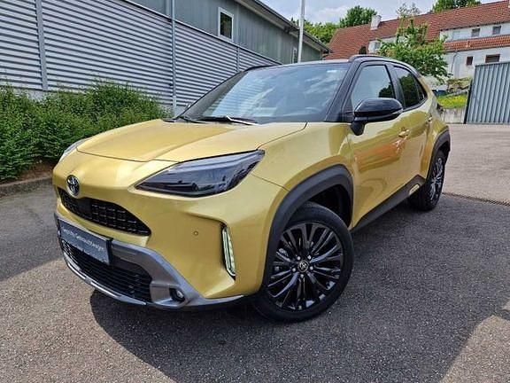 Gebraucht Toyota Yaris Hybrid Advance 116 PS (85 kW) 2023 Warm gold metallic, dach schwarz SUV