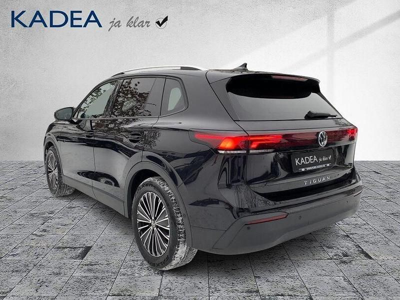 Gebraucht VW Tiguan Life 131 PS (96 kW) 2024 Deep black perleffekt SUV