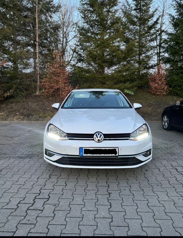 Weiß Gebraucht 2018 VW Golf VII Sound Kleinwagen | 13.350 € (Fairer Preis) - Bild 1/4