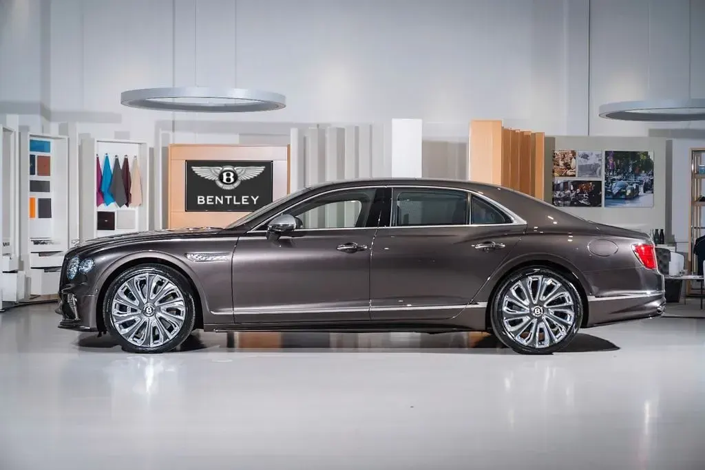 Gebraucht Bentley Flying Spur Mulliner 544 PS (400 kW) 2025 Beige Limousine