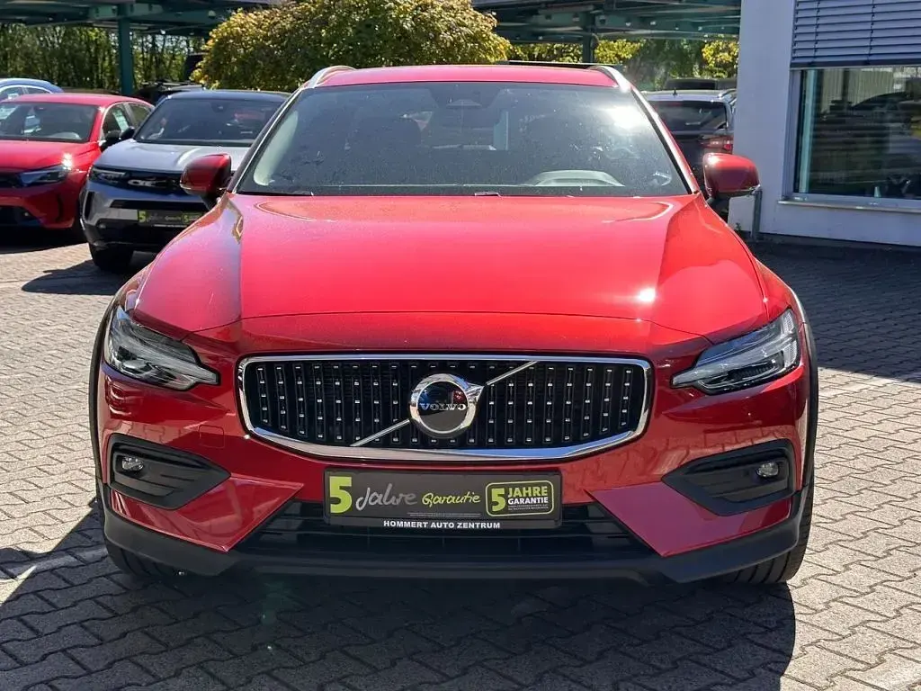 Gebraucht Volvo V60 CC Plus 250 PS (183 kW) 2023 Fusion red (metallic) Kombi