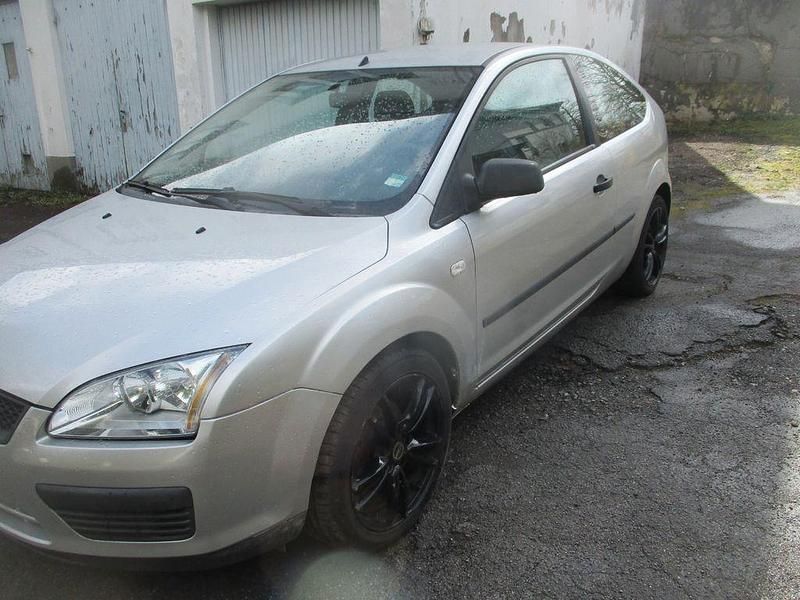 Gebraucht Ford Focus Trend 101 PS (74 kW) 2005 Silber Limousine